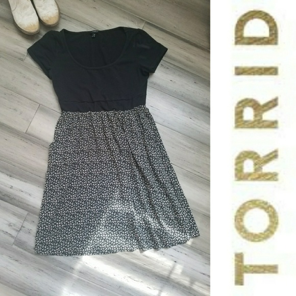 Torrid Short Sleeve Floral Dress Plus Size 0 - Picture 2 of 6